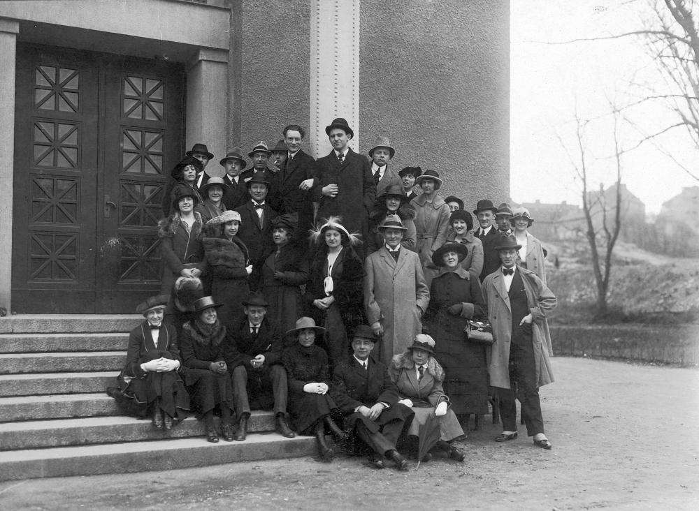 1919-20 Personalen utanför entrén.