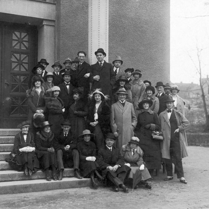 1919-20 Personalen utanför entrén.